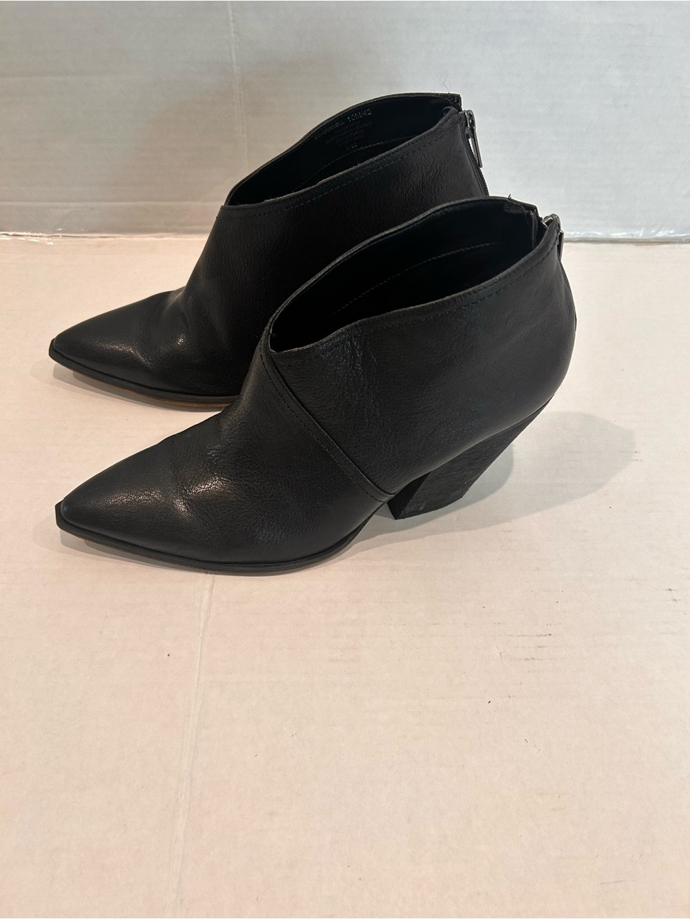 Vince Camuto Grishell Black pointed Toe Ankle Bootie size 10